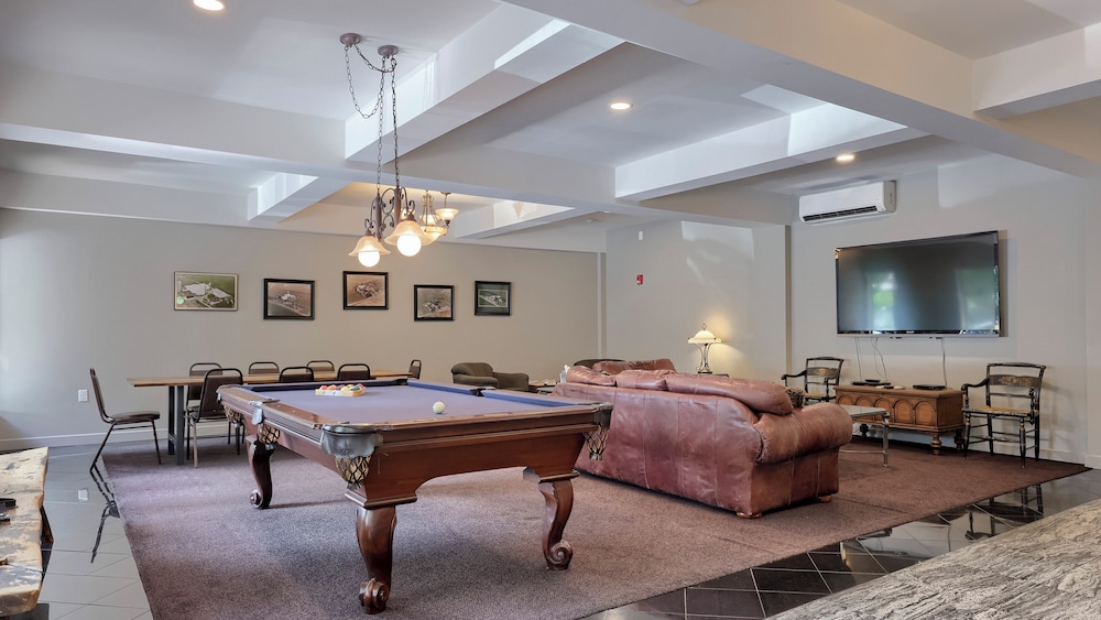 Twin Pine Manor Bed & Breakfast