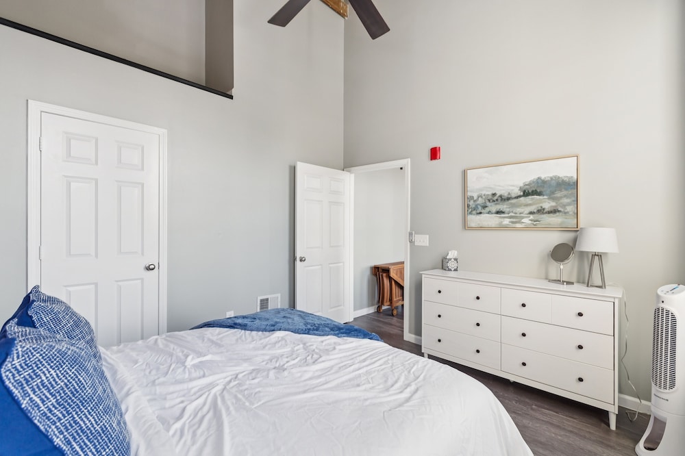 Rustic-industrial Loft With Courthouse Views 3 Bedroom Apts