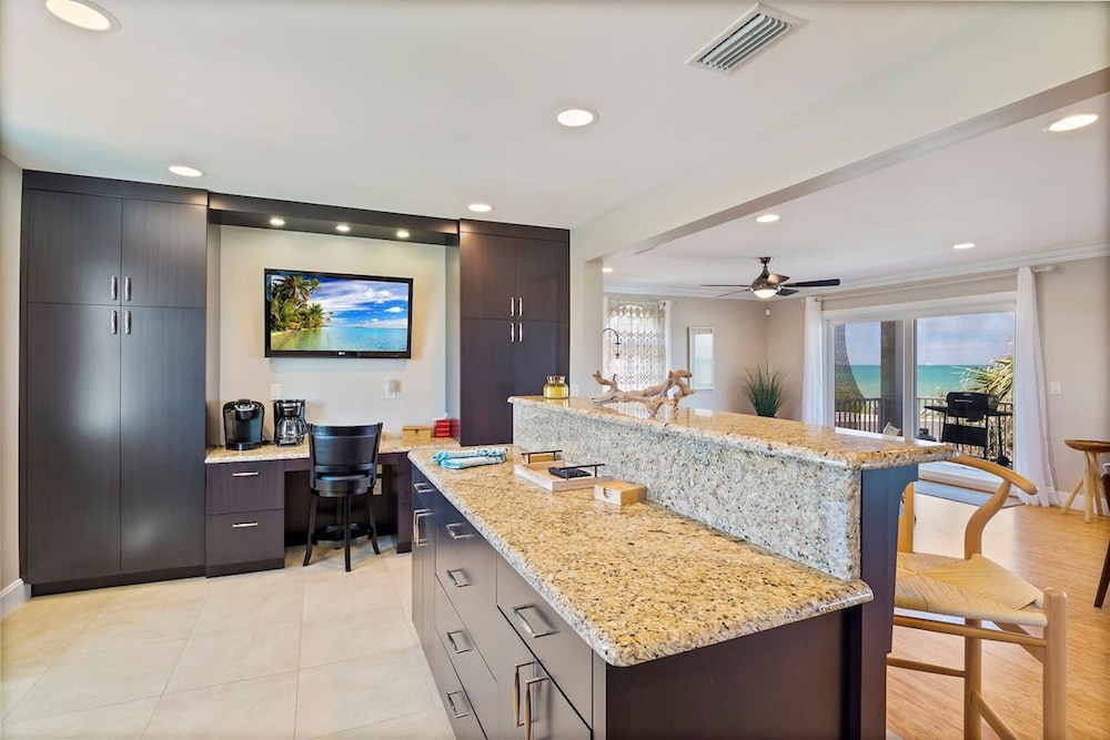 Beach House Mansion- Private Beach Walk Over