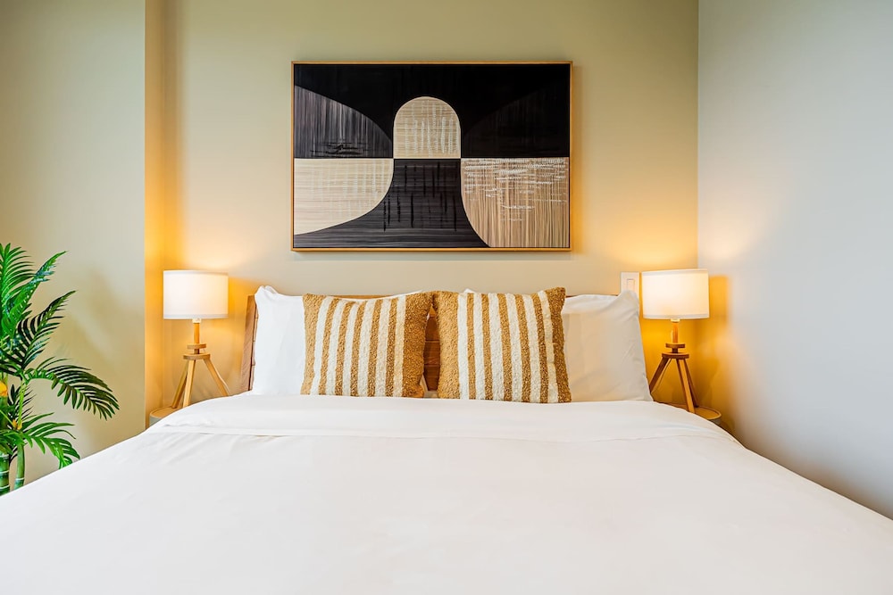 w Trendy 2BR w Balcony in the Heart of Centriqo