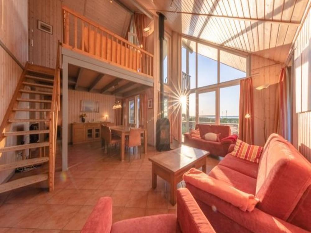 Ferienhaus mit Terrasse und Balkon