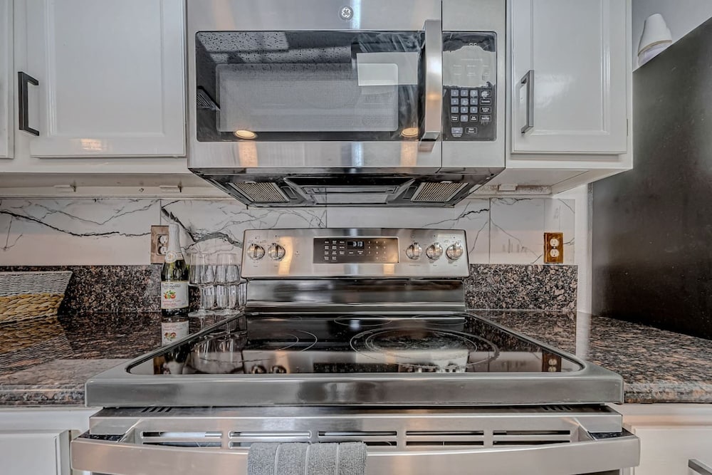 Upscale 1BR Condo in Med Center
