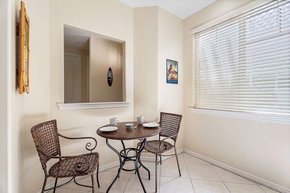 Concierge Included - Walk to Restaurants & Shopping - AC - Infinity Pool! -vrkcv