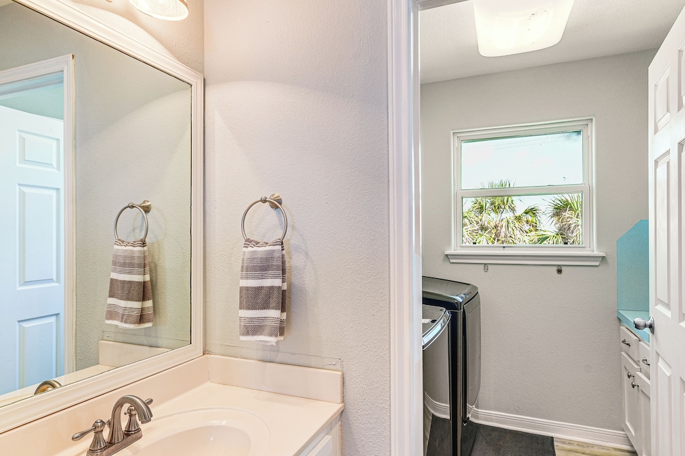Walk to Beach: Home w/ 2 Decks in Galveston!