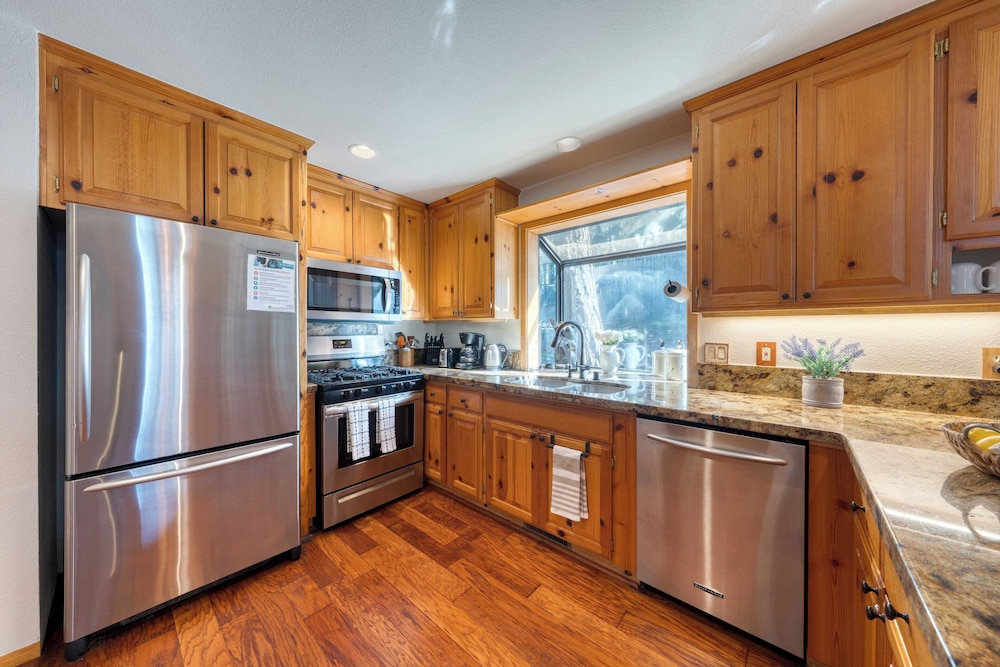 Cozy Escape w/ Hot Tub + Deck & Access to Tahoe Donner & Skiing Alpenglow Chalet by Avantstay