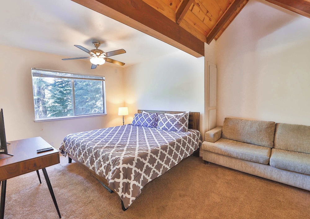 Iroquois Ridge Charming Home for 8 w/ Hot Tub Near Lake Tahoe & Skiing
