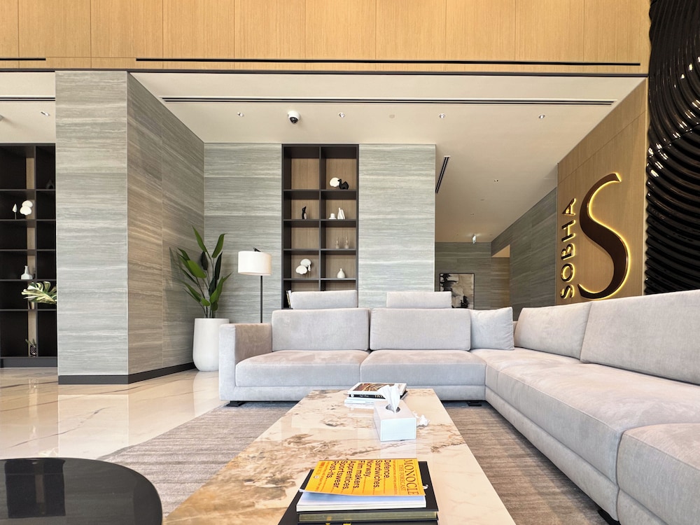 PVH - Stylish 1BR with Study - The Crest