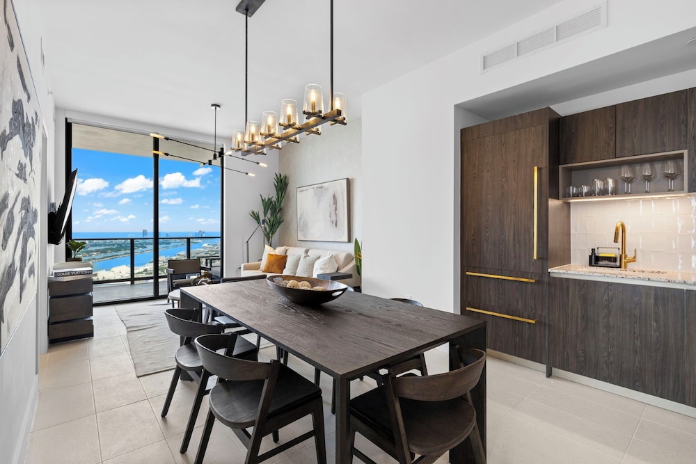 Lux Studio W City Views and Pool