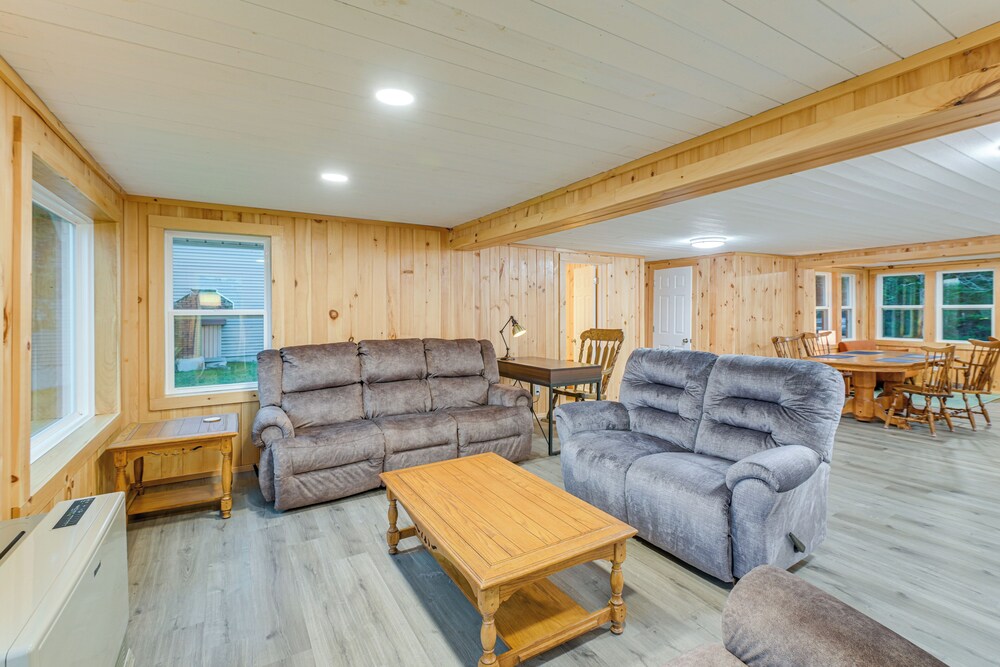 Waterfront Oasis: Family Retreat on Long Lake!