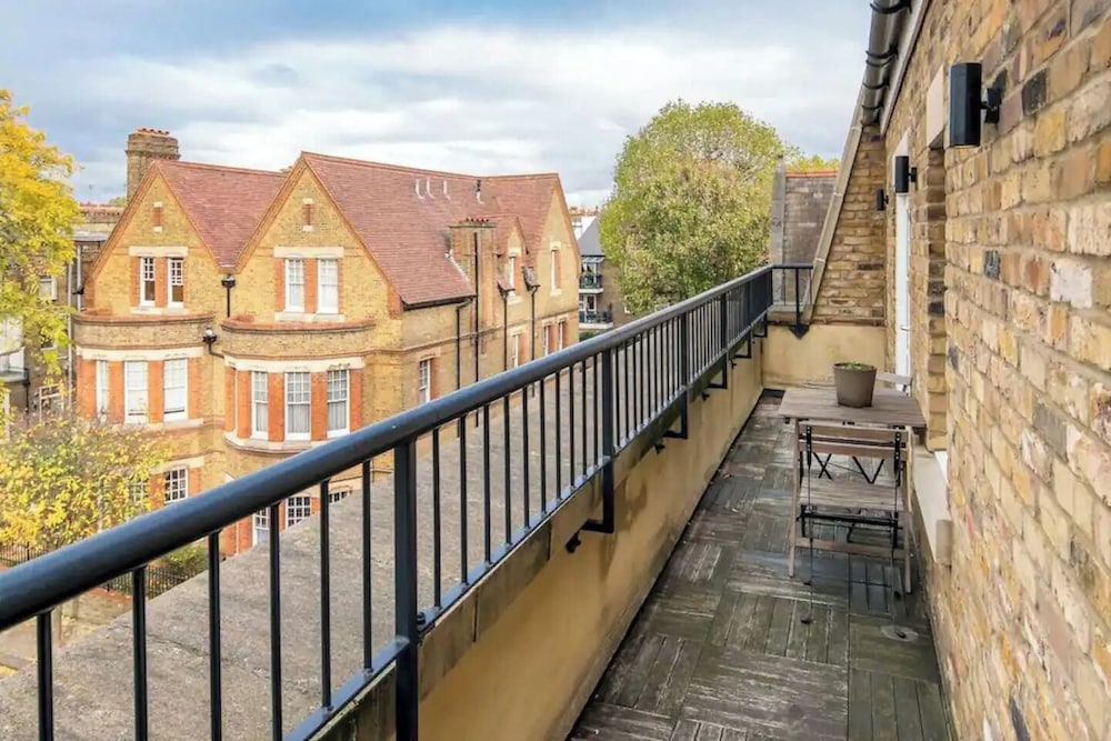 Designer 1 Bed Flat Barons Court Sleeps 4, Balcony