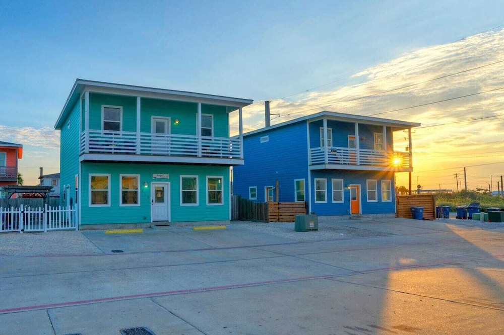 Sleeps 24, 2 Homes 2blocks to the Beach, Pool, Game Room, Patio w/ Outdoor Bar
