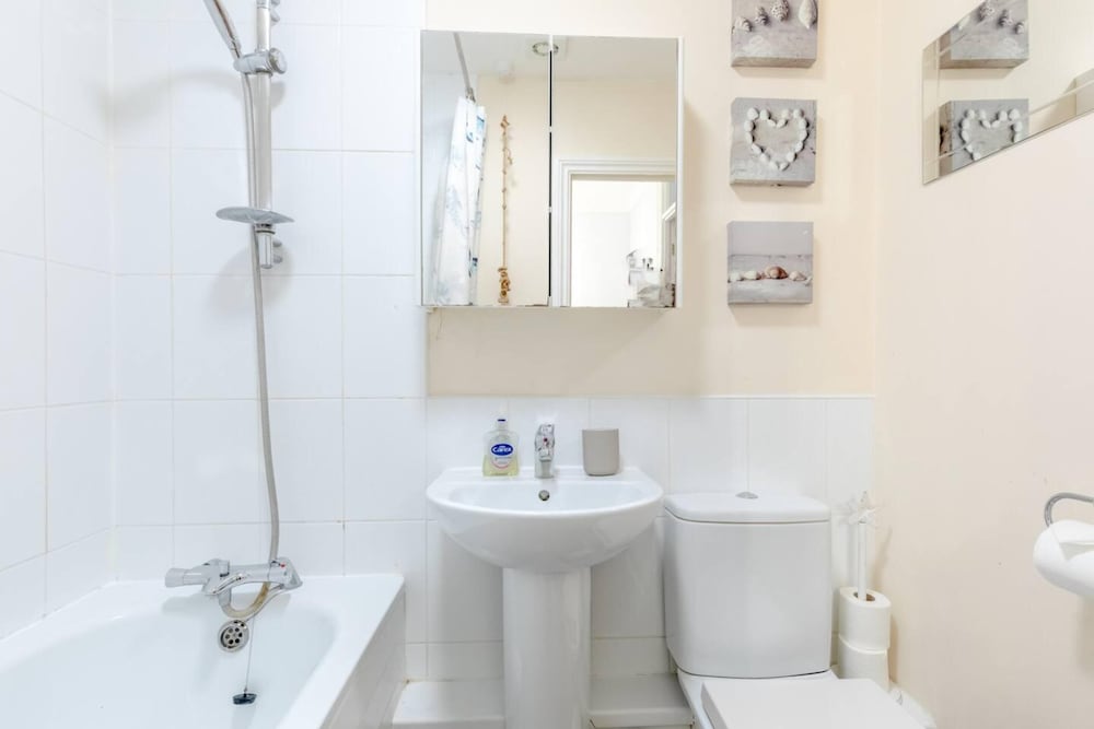 Charming 1BD Retreat With Garden Area, Greenwich!