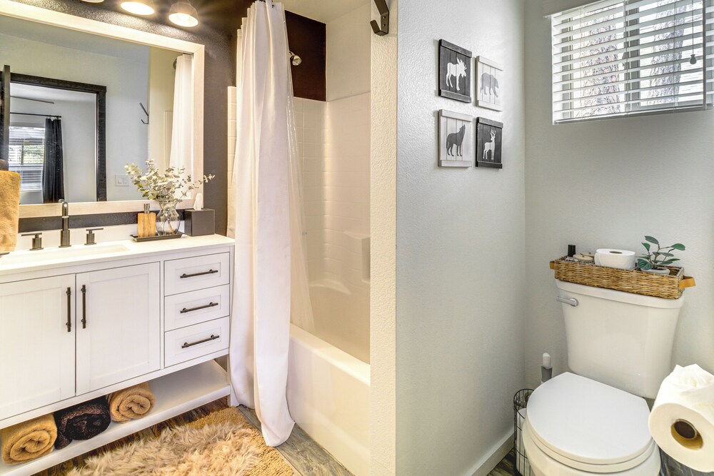 Walk to Trails: Modern Munds Park Mountain Retreat