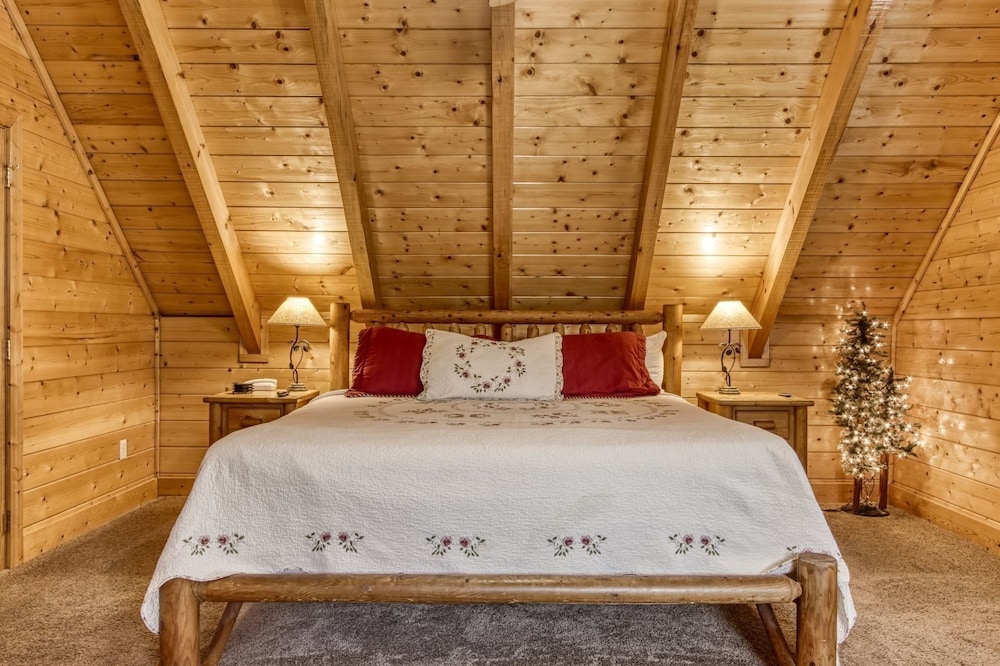 Ern819 - Mountain Majesty - Great Location! Close To All The Action! 5 Bedroom Cabin by RedAwning view 2