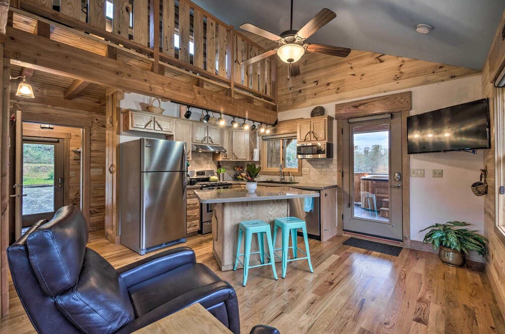 Sawyers Cabin w/ Hot Tub in Blue Ridge Mtns! view 3