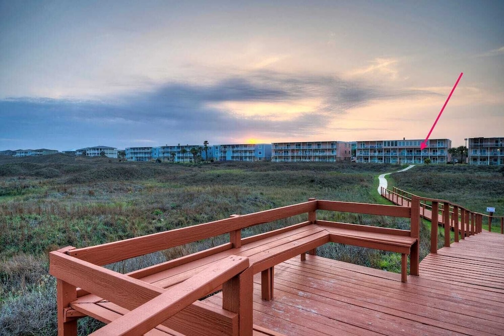 2 Beachfront Condos, Pool, Tennis/pickleball, Gulf View Island Retreat Complex