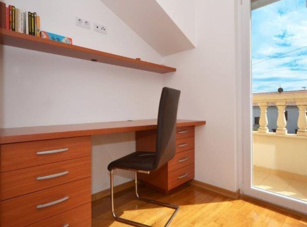 Bright Kaštela Apartment With Balcony and Private Parking
