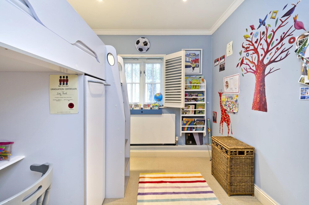 Delightful 3-bed Family Home Bayswater