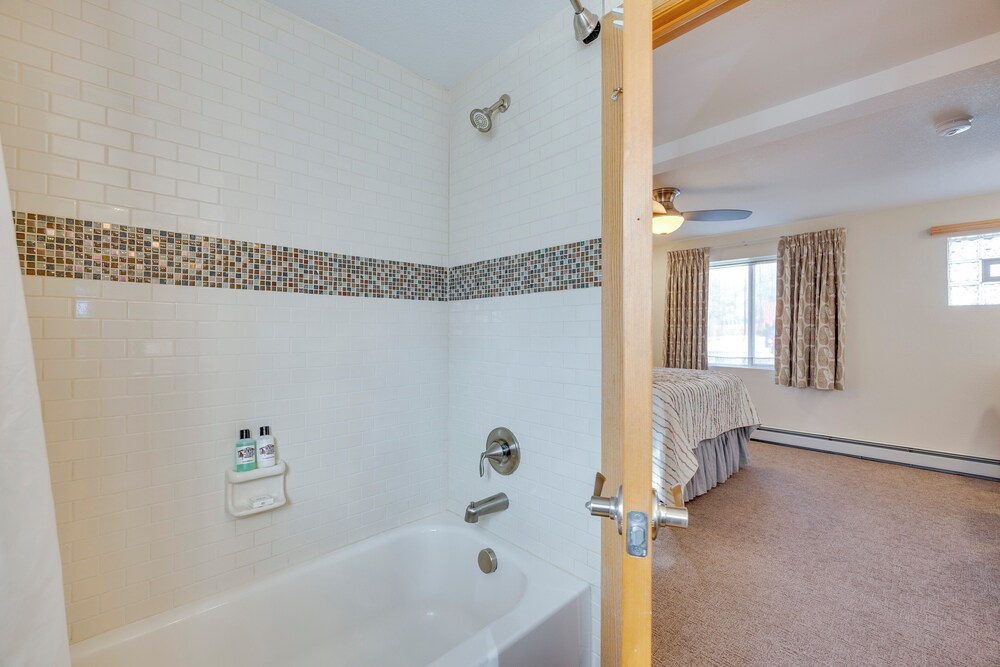 Pikes Peak Mountain Views: Manitou Springs Apt