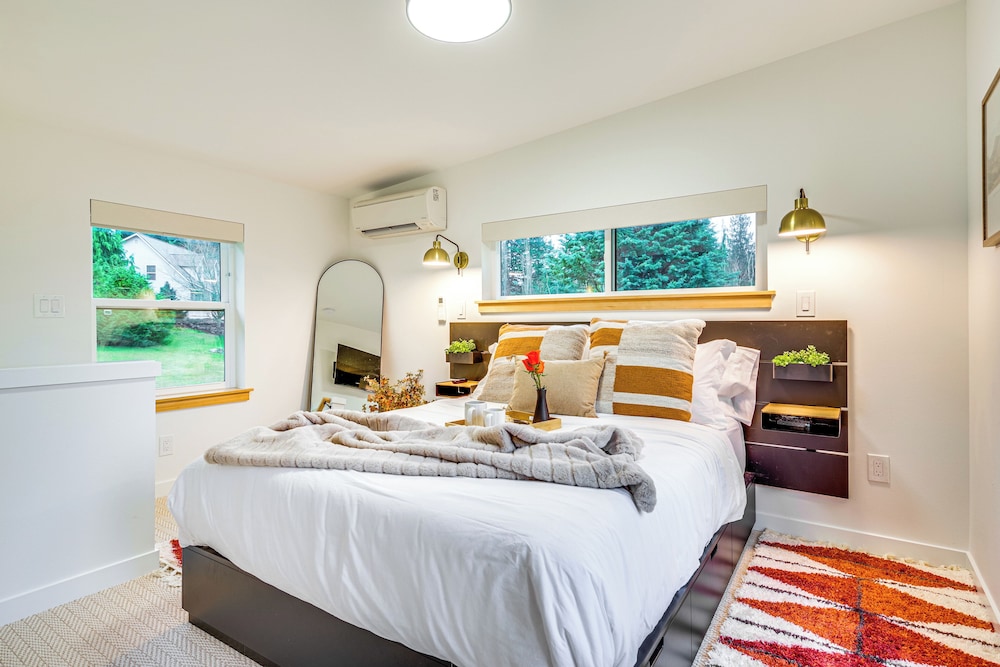 2 Mi to Warm Beach: Family Gem w/ Views