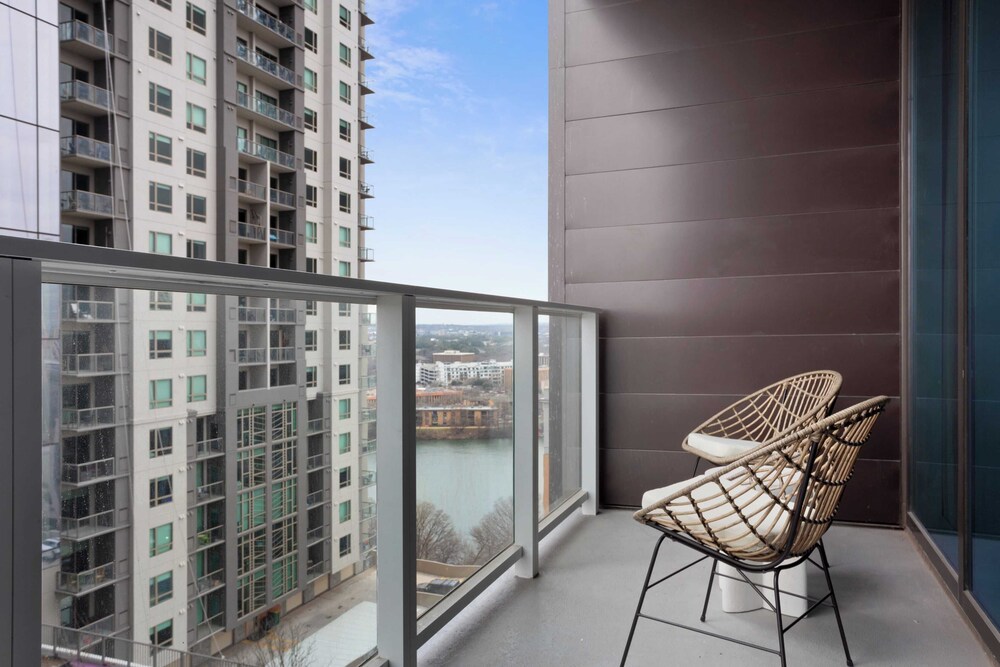 Sleeps 16 Brand New Austin High Rise w/ Rooftop Pool, Gym, Yoga Studio & More!