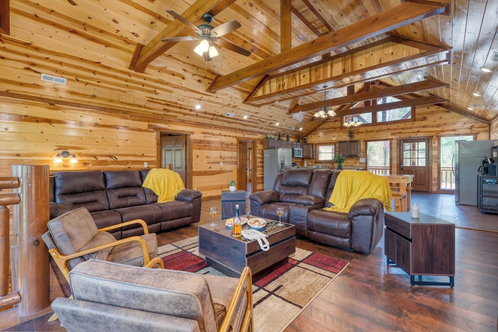 Dolly's Lodge by Avantstay Sleeps 28 - Luxe Smokies Cabin Game Room, Hot Tub, Views, Near Attractions