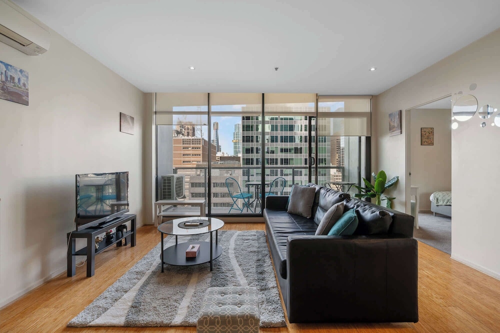 A Spacious 2BR Apt Near Melbourne Central