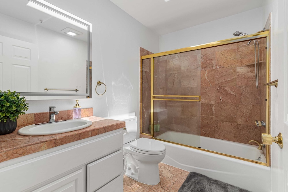 @ Marbella Lane - Vibrant 5BR Home in Daly City