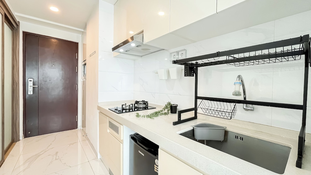 Modern Look And Homey Studio At Apartment Sky House Bsd