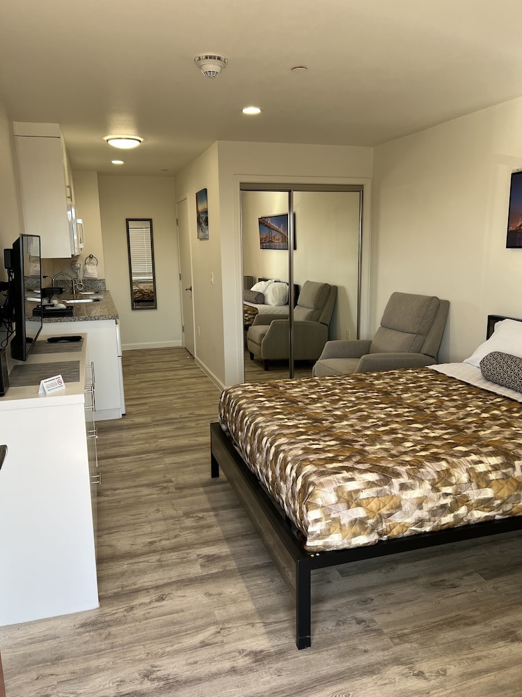 Villa Alamari Inn And Suites view 3