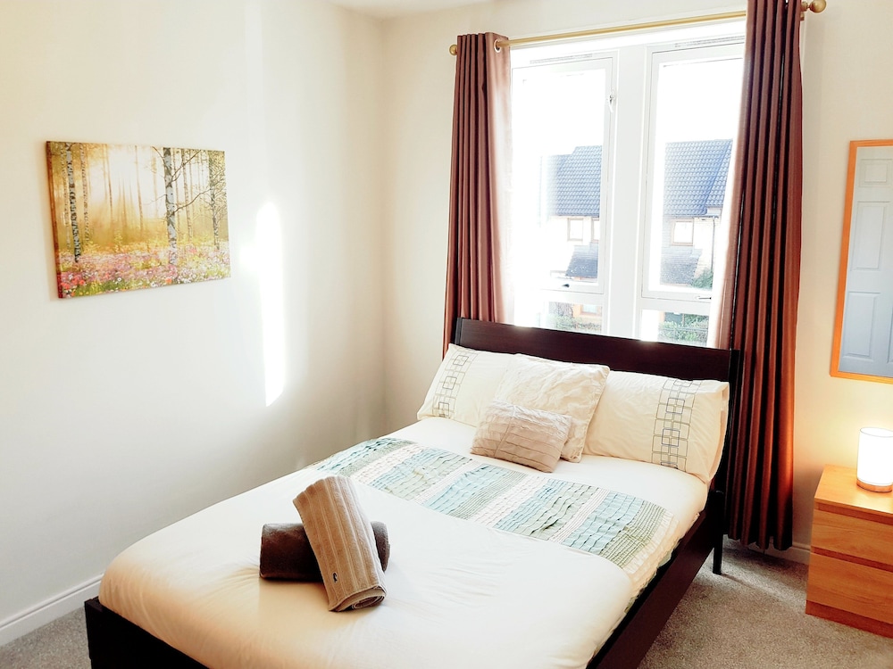 Warm Cosy Family Home With Free Parking view 5