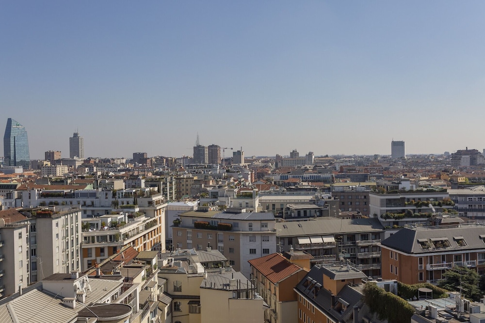 Skyline view Biancamano 1 bdr with balcony by Rentopolis
