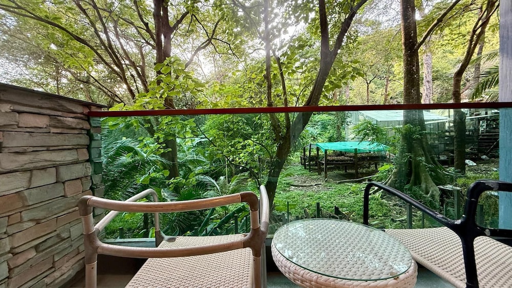 Emerald 412a - Studio With Balcony and Shared Pool