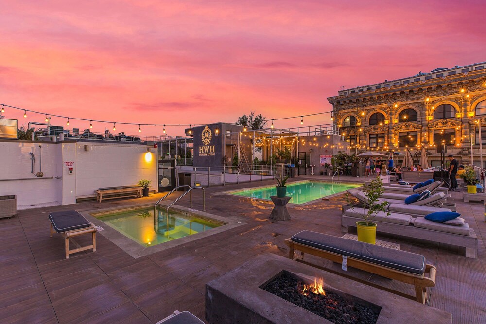 Stylish 2br/2ba At HWH by Oneluxstay
