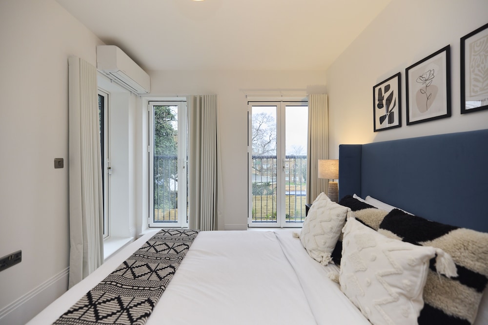 The Wembley Park Gem - Lovely 2bdr Flat With Balcony view 5