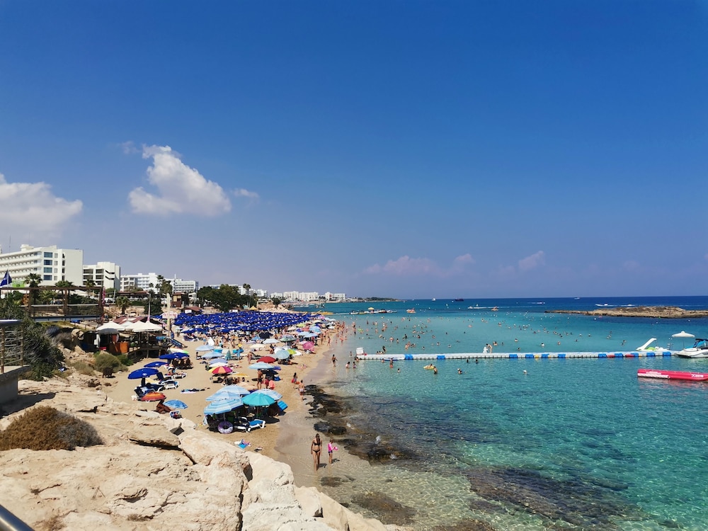 Andros Apt 2 Bed Free Wi-fi Safe Complex Pool