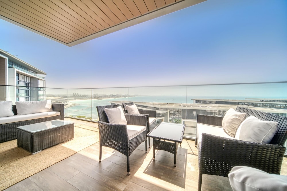 Sparkling Balcony Sea View Apt in Bluewaters