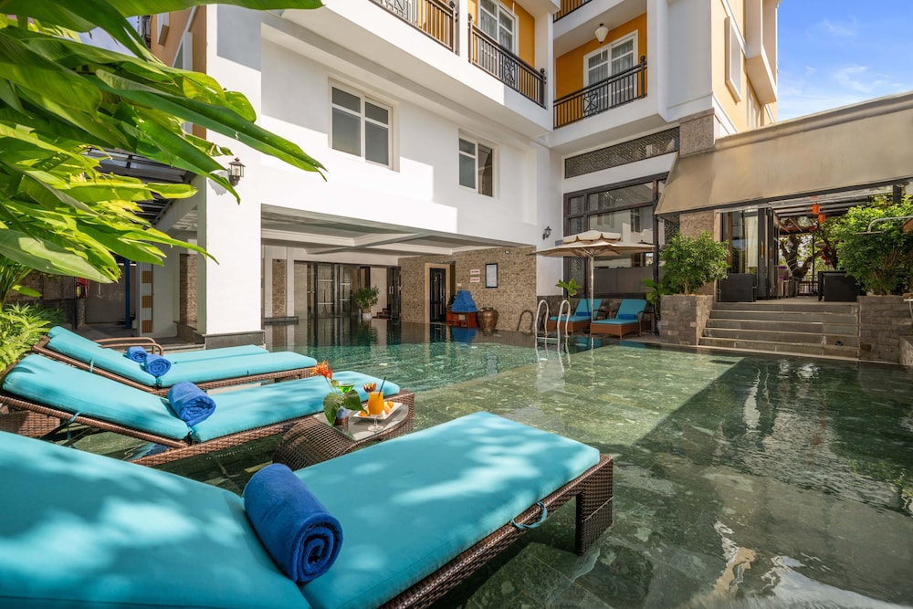 Royal Riverside Hoi An Hotel