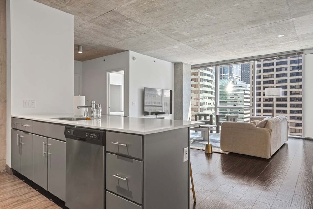 2BR Apt Stunning Views Steps to Michigan Avenue
