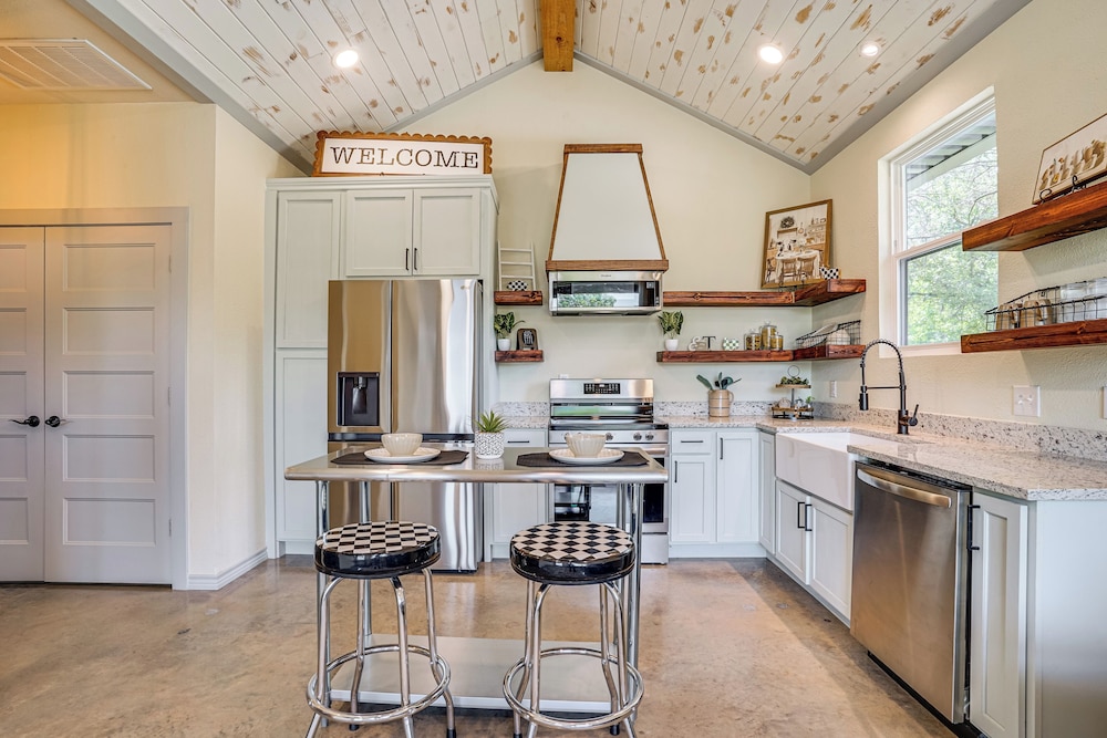 Recently Built Cabin w/ Pavilion in Granbury!