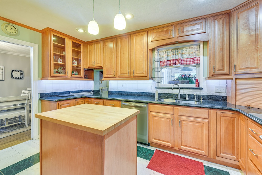 Spacious Home w/ Hot Tub in Fort Walton Beach!