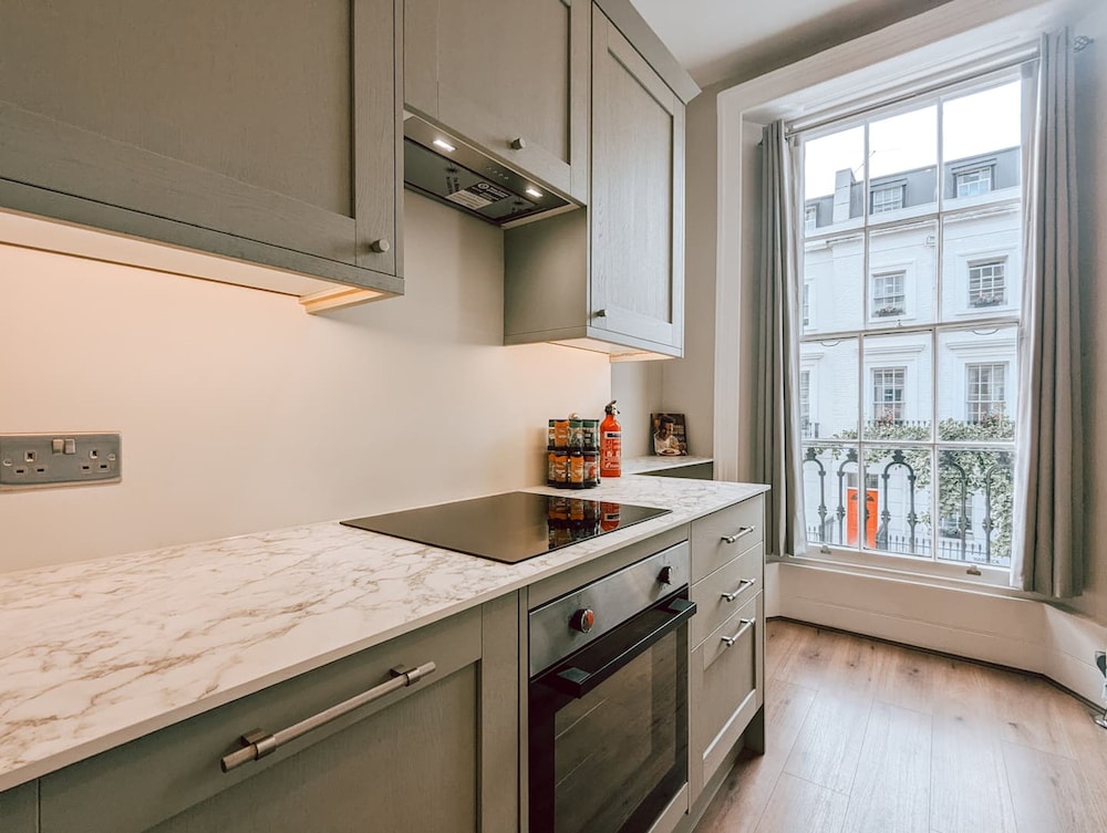 The Modern and Bright Warwick Way Apartment