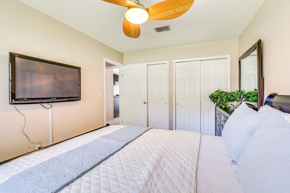Sunny Retreat w/ Hot Tub in Fort Walton Beach!