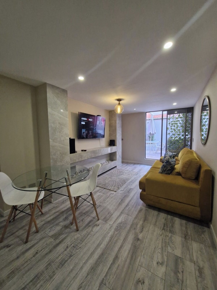Warm fireplace and Patio - Smart TV