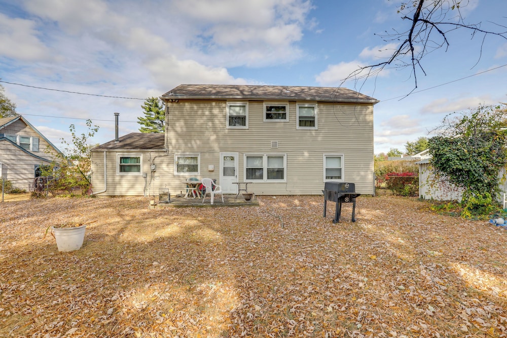 3 Mi to Mill Creek Park: Willingboro Home w/ Grill