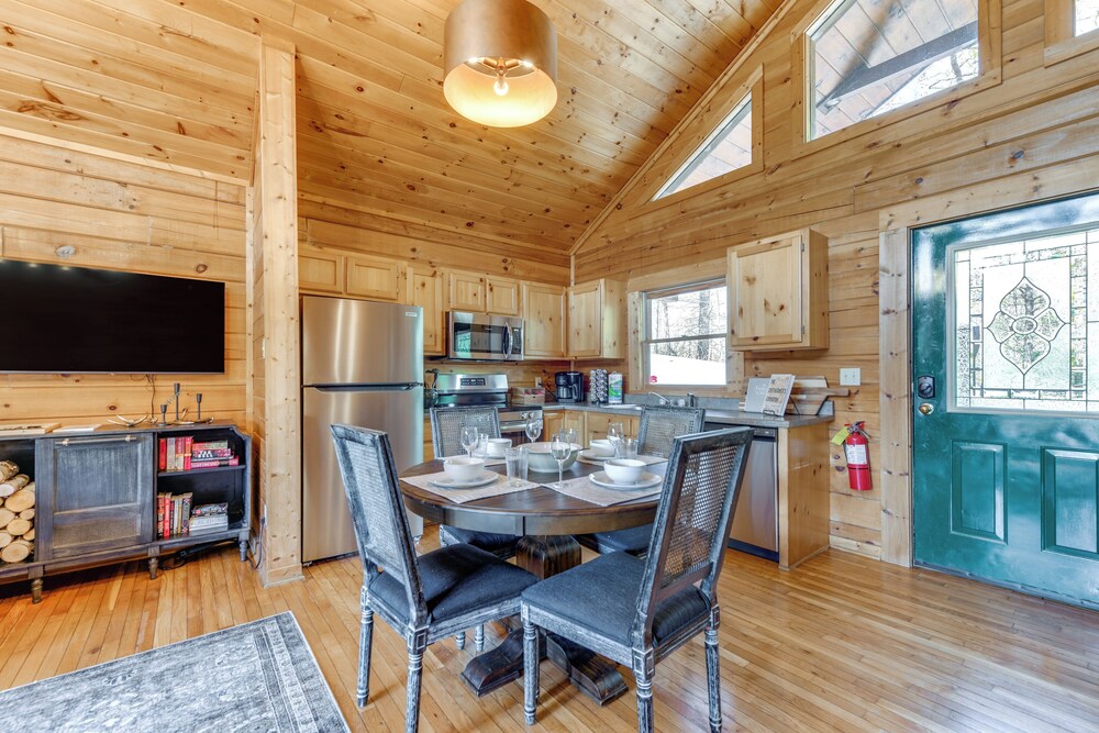 Smoky Mtn Escape w/ Hot Tub: 4 Mi to Gatlinburg!