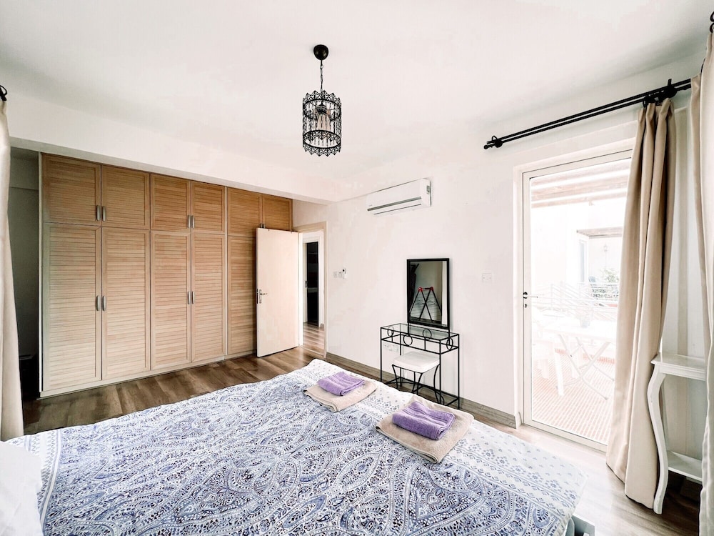 Flat With Roof Terrace and Sea View in Kyrenia