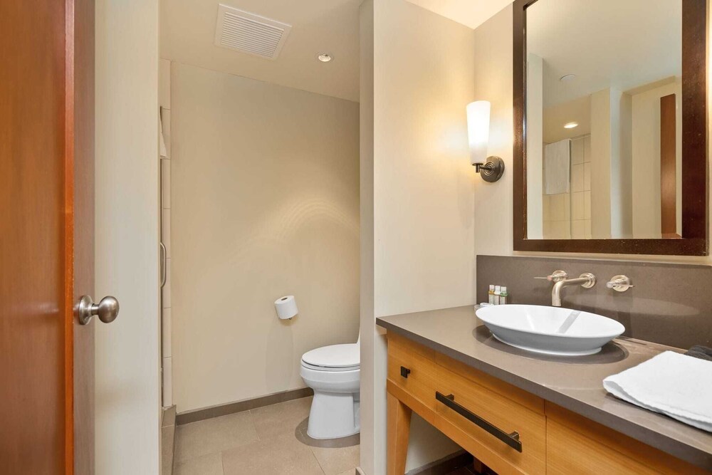 Beachfront Condo at Beach Villas at Ko Olina Hale Hoaloha by Avantstay