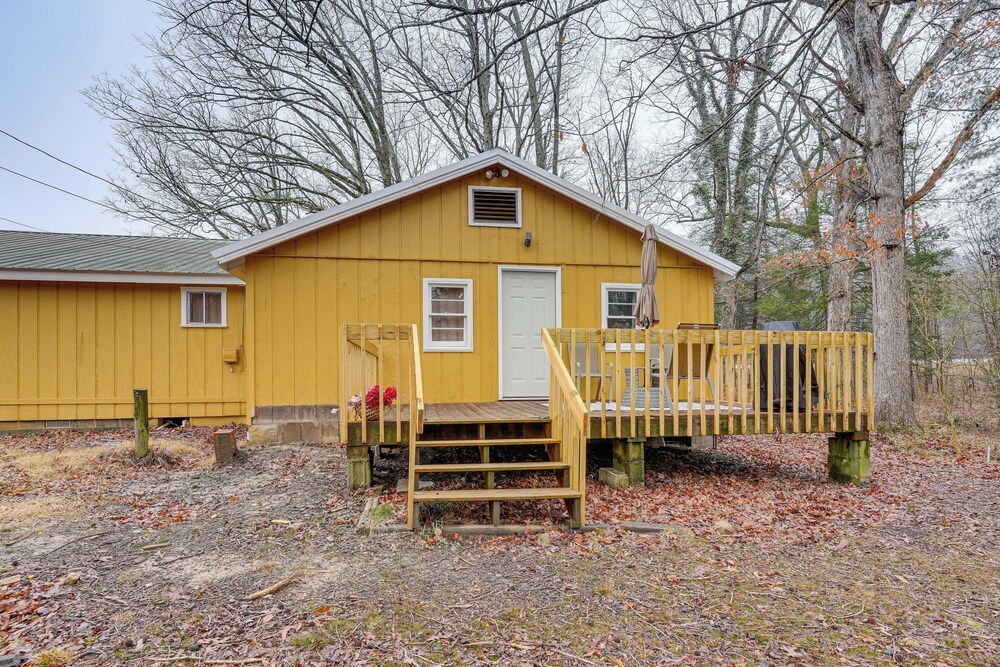 Deck & 2-acre Yard: Quiet Getaway in Crandall!