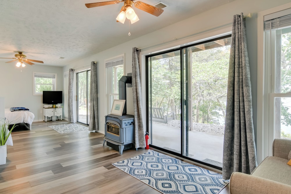 Lakefront Home w/ Fire Pit in Eagle Rock view 5
